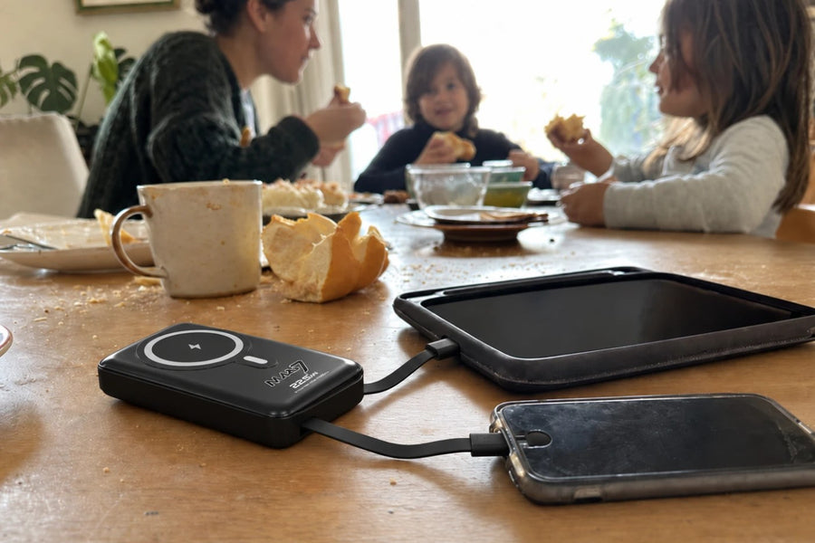 Pequeno-almoço. Tablet e telemóvel a carregar da mesma MAG7.